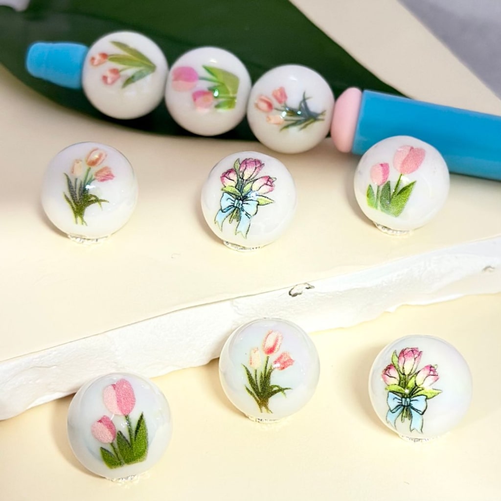 Cute Tulips Flowers White Round Acrylic Beads, 16MM, UV Finish, Random Mix