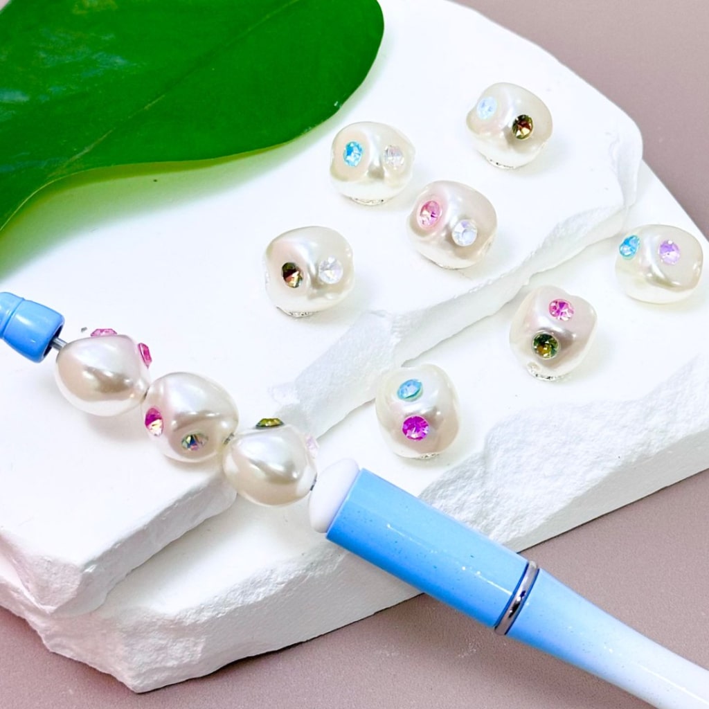Glossy White Pearl Acrylic Beads with Irregular Shape Colorful Rhinestones, Around 14*13MM, Random Mix