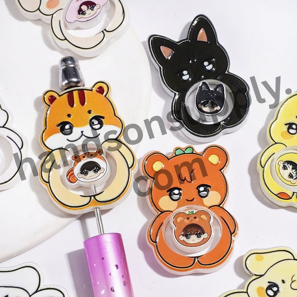 Cute Hollow Cartoon Animal & Korean Boy Group Avatar Printed Round Acrylic Beads, Random Mix (1 Set=2 Pieces)