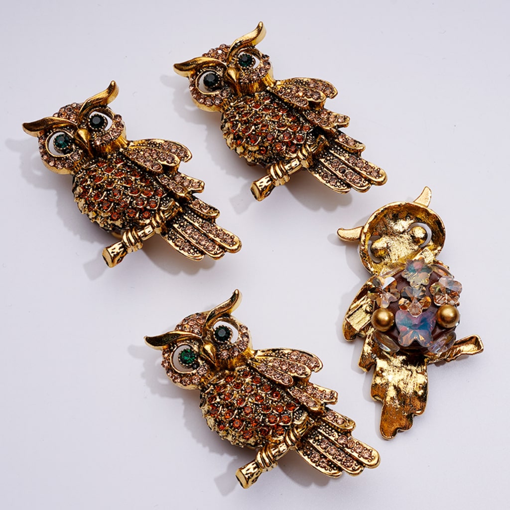 Charming Gold Alloy Owl – Vibrant Rhinestones, White Pearls & Elegant Clay Beads – Adorned with Butterflies, Flowers & Snowflakes – Approx. 65×35MM