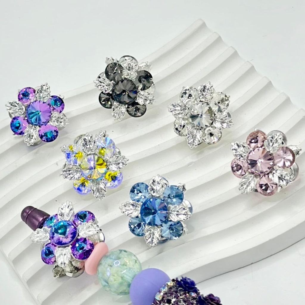 Silver Alloy Flower Exquisite with Shiny Round Rhinestones, Random Mix, Around 26*26MM