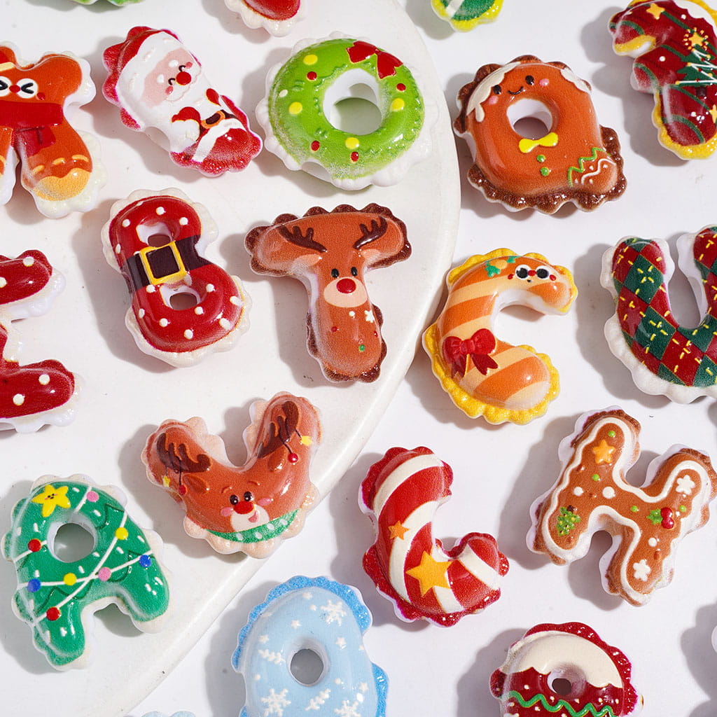 Christmas Alphabet Acrylic Beads with Wavy Edges, Horizontal Hole, All Letters, Random Mix