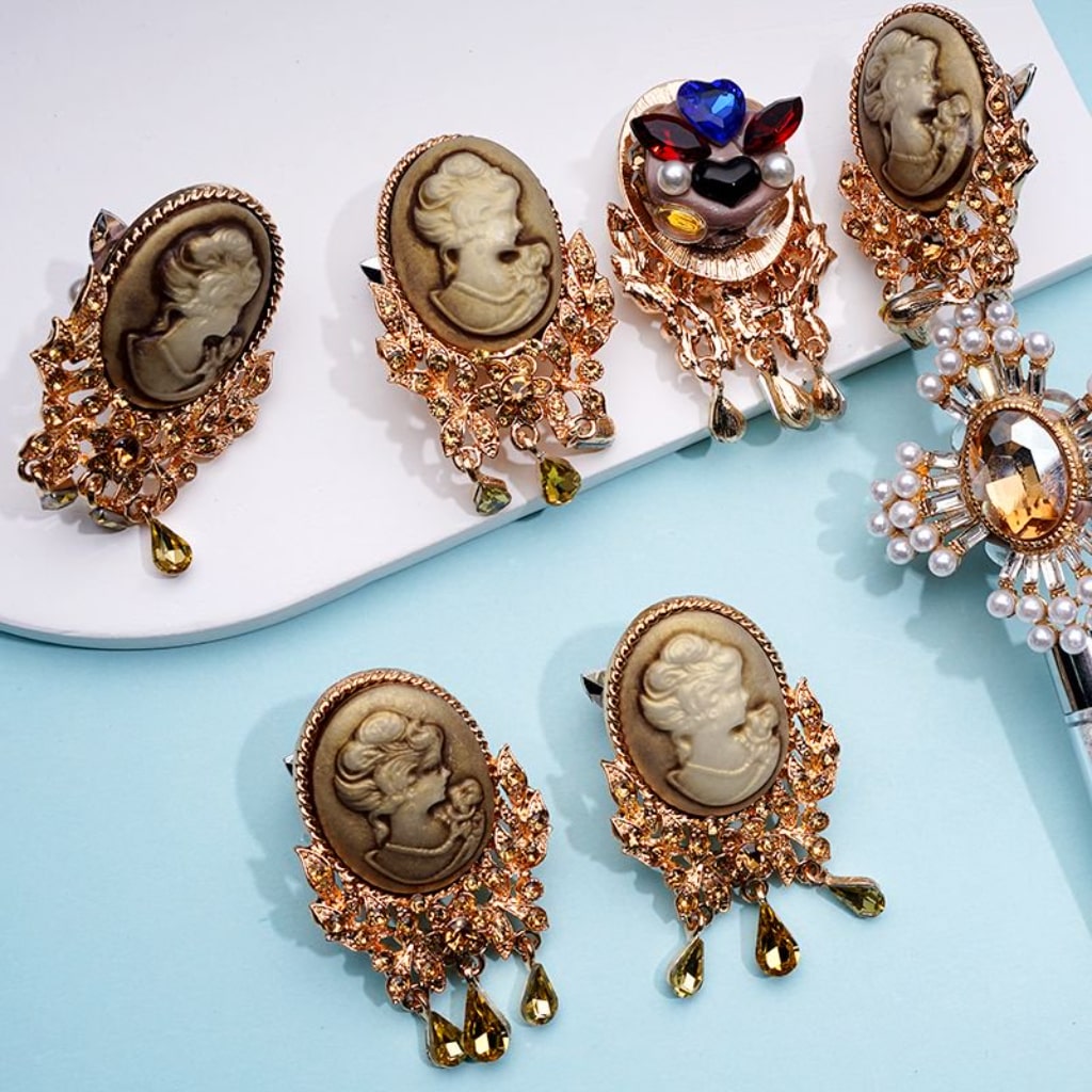 Gold Alloy Delicate Fancy Rose Portrait of The Queen with Colorful Rhinestones Pendants White Pearls Round Clay Beads, Around 55*33MM