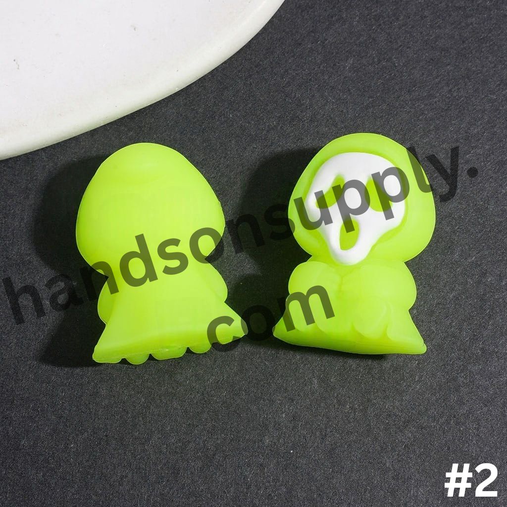 3D Spooky Horror Mask Character with Cloak Halloween Theme Silicone Focal Beads, 19*26MM, Multi-Color (Please Read Description)