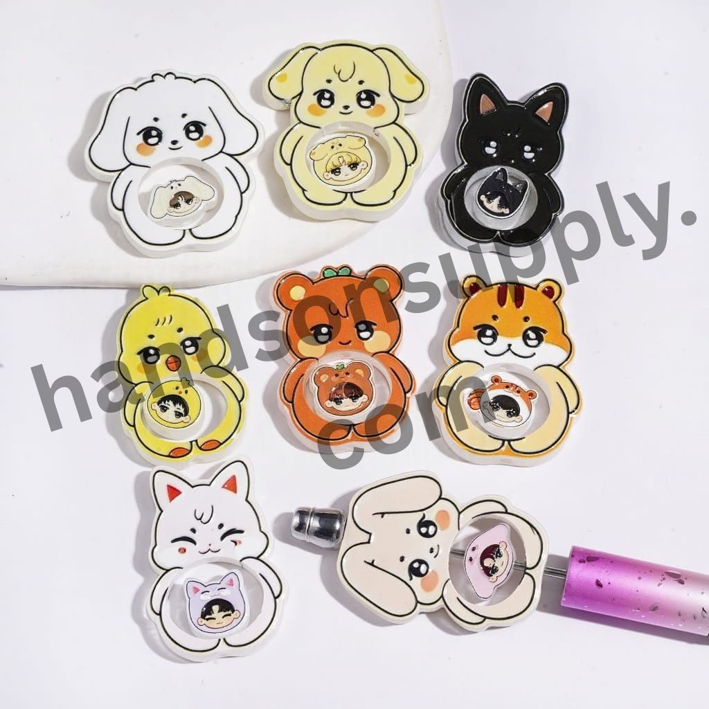 Cute Hollow Cartoon Animal & Korean Boy Group Avatar Printed Round Acrylic Beads, Random Mix (1 Set=2 Pieces)