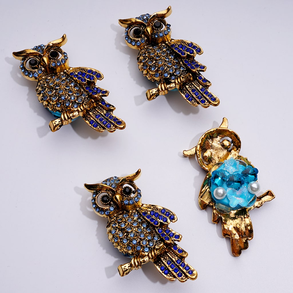 Charming Gold Alloy Owl – Vibrant Rhinestones, White Pearls & Elegant Clay Beads – Adorned with Butterflies, Flowers & Snowflakes – Approx. 65×35MM
