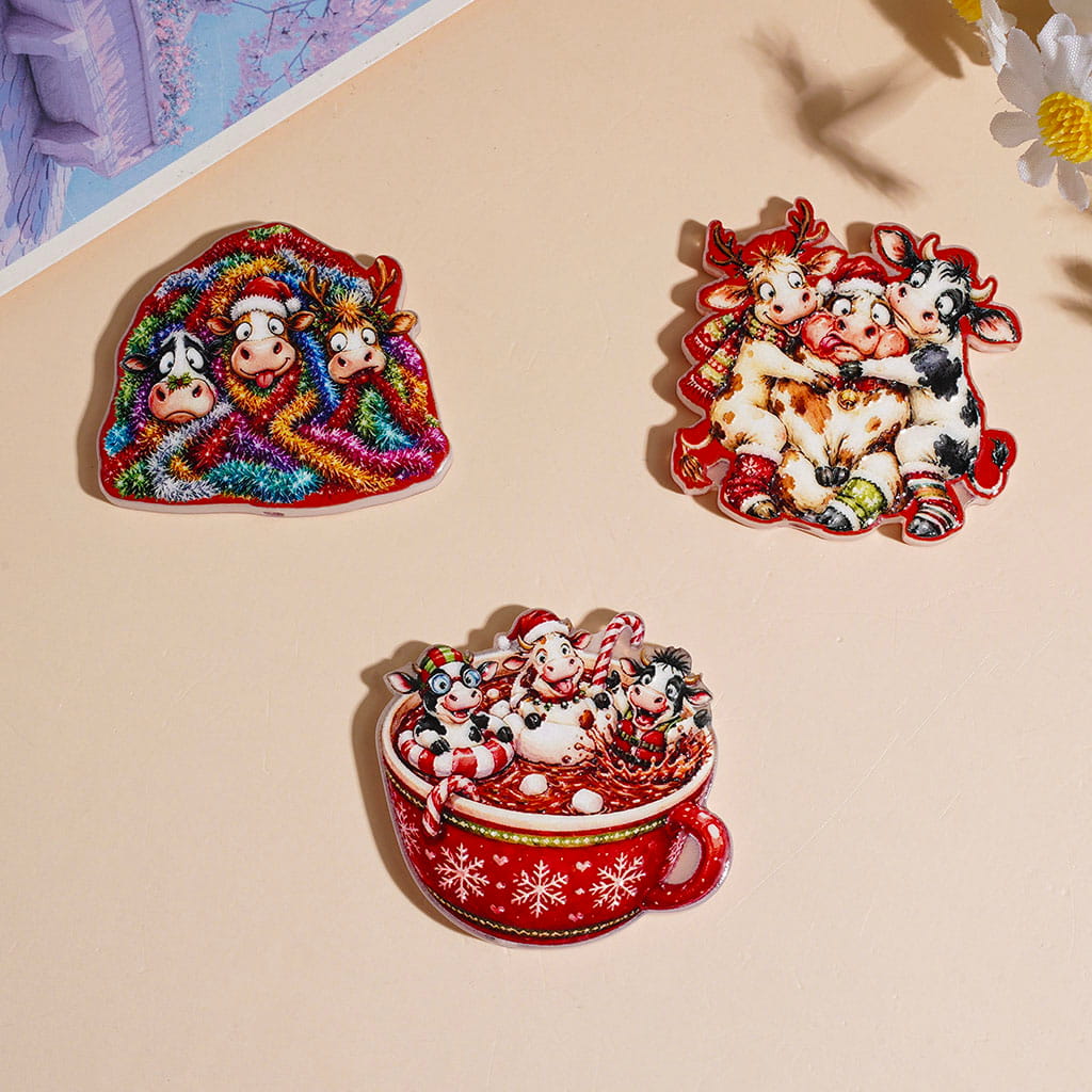 Cute Christmas Cow Acrylic Beads with Highland Cow, Dairy Cow, Animal Theme, Random Mix